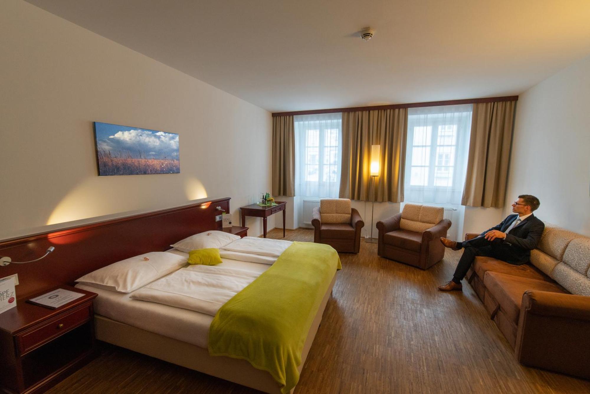 Stadthotel Вайдгофен-ан-дер-Тайя Екстер'єр фото